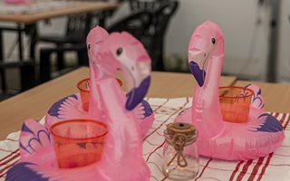 Det er eget flamingo-tema i et av teltene