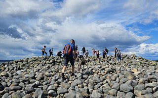 Flere ble med på pilegrimsvandring fra Mølen til Helgeroa under festivalen. 