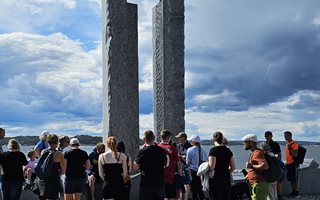 Fremme ved korset i Helgeroa. 