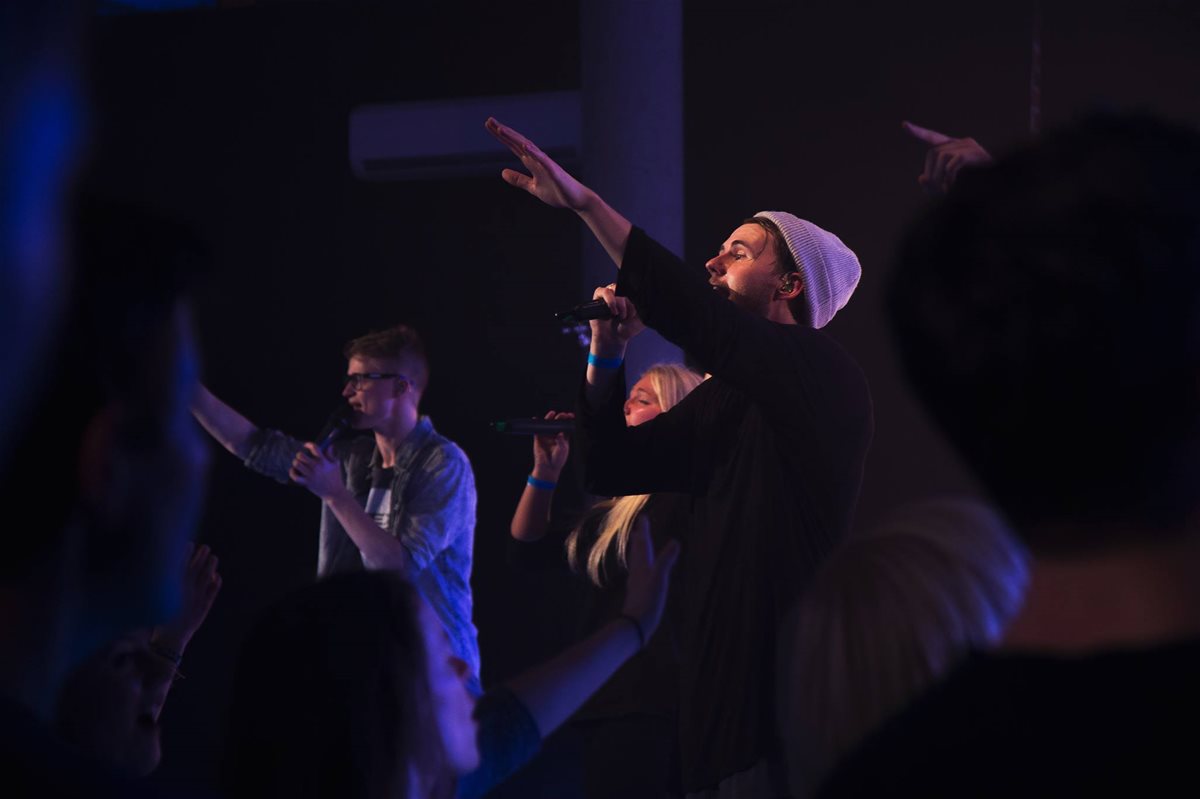 LOFT-Bergen-Frikirke-med-lovsangsplate