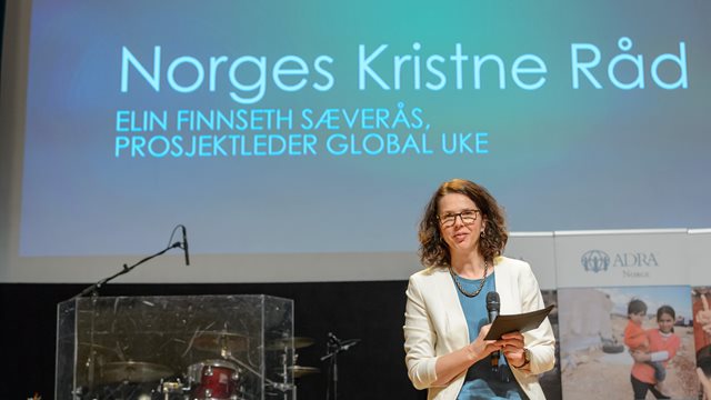 En global uke blir til