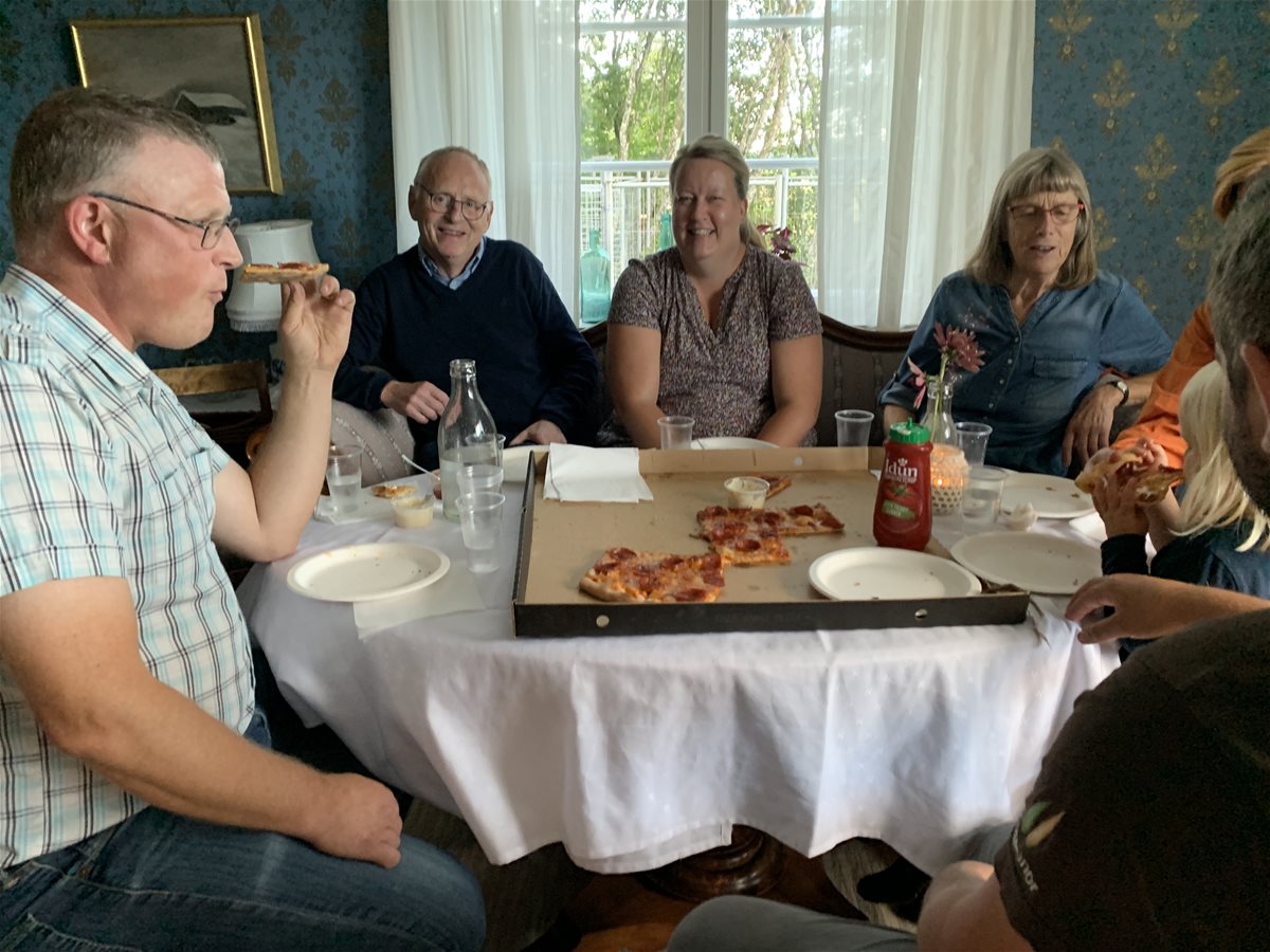 hjemmekirke-pizza-bla-stue-(2)