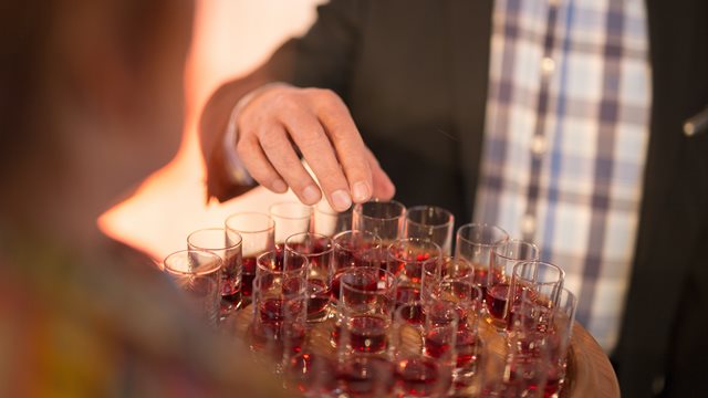Ber menighetene droppe nattverd og kirkekaffe 