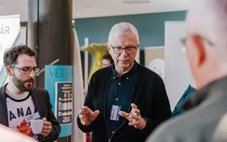 Arvid Hunemo i prat med gjengen fra Arendal.