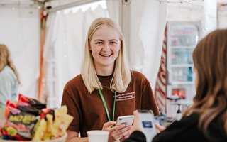 Kiosken på Tunet er godt besøkt. 